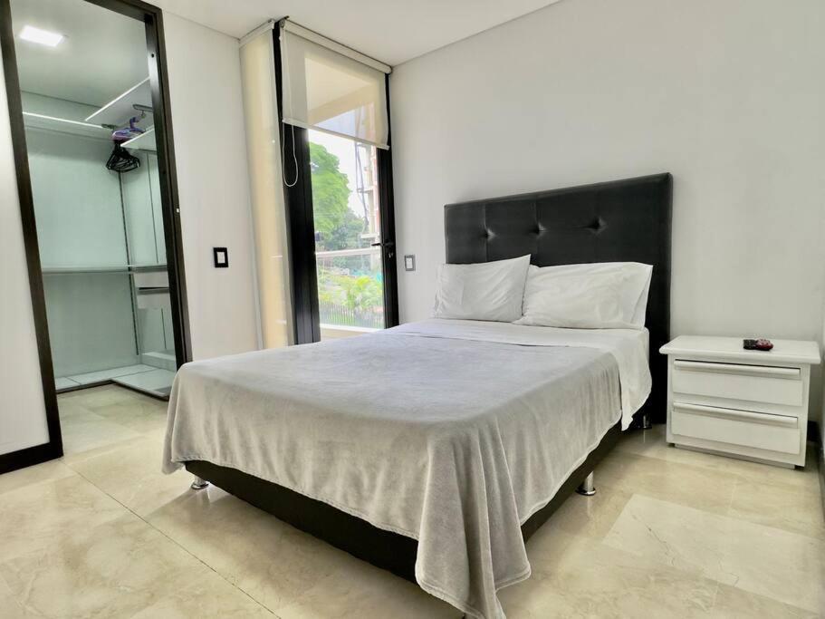 Apartamento 202 Family Haven In El Poblado: Spacious & Charming