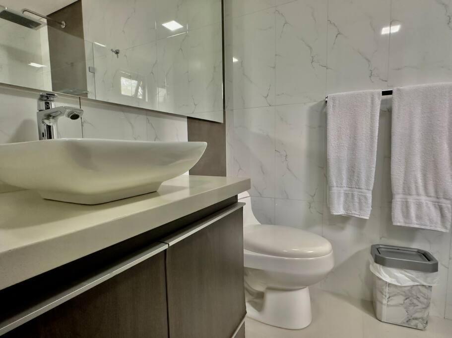 202 Family Haven In El Poblado: Spacious & Charming Apartamento *