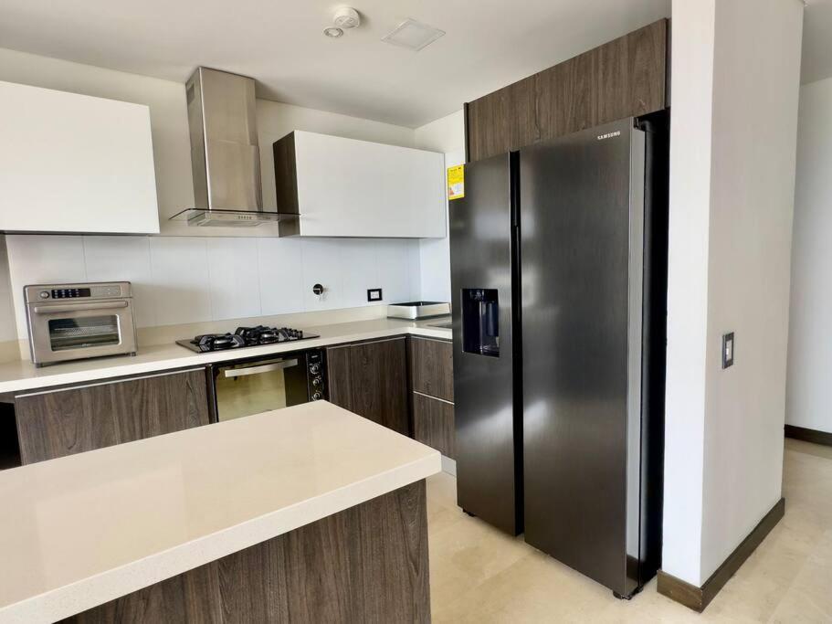 202 Family Haven In El Poblado: Spacious & Charming Apartamento *