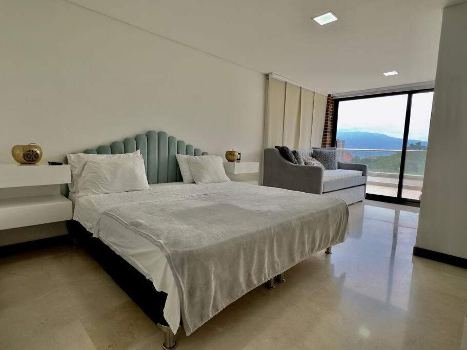 202 Family Haven In El Poblado: Spacious & Charming Apartamento Medellín
