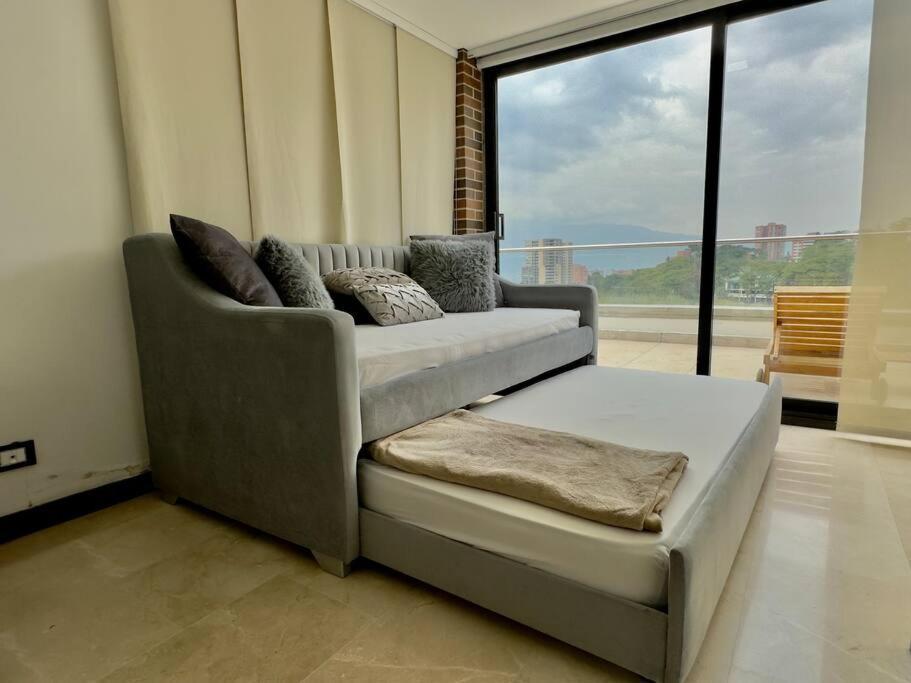 202 Family Haven In El Poblado: Spacious & Charming Apartamento Medellín