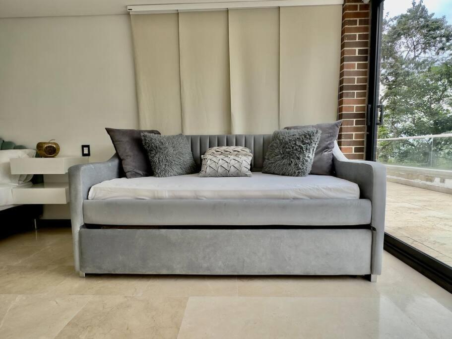 202 Family Haven In El Poblado: Spacious & Charming Apartamento *