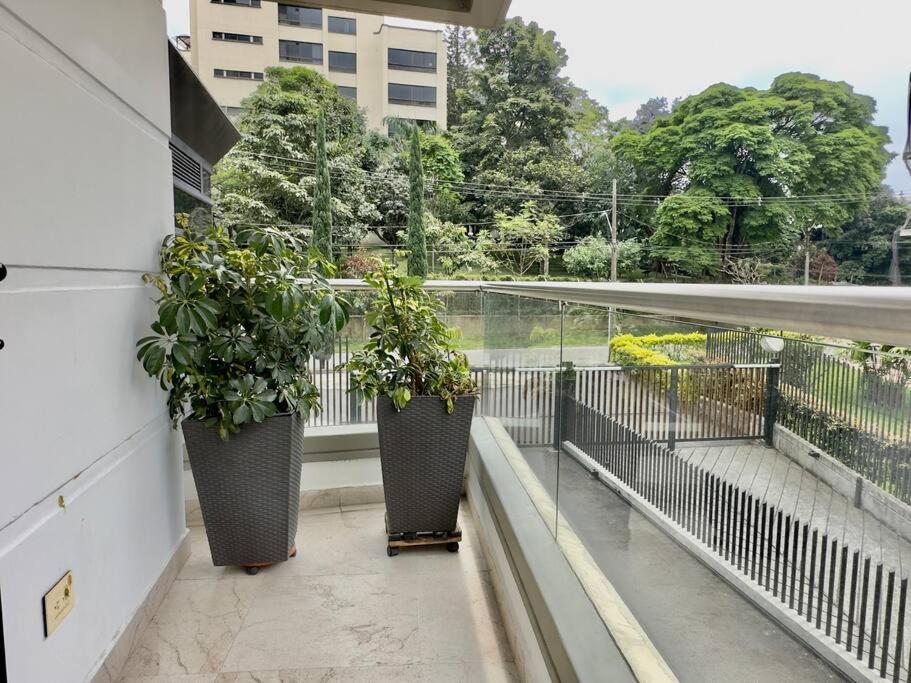 Apartamento 202 Family Haven In El Poblado: Spacious & Charming Medellín