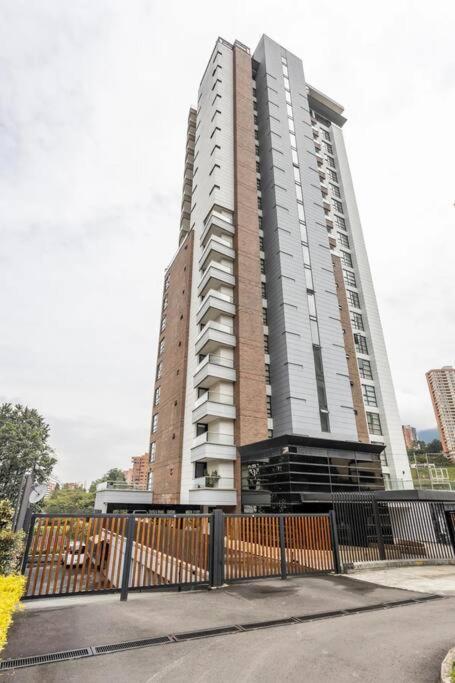 202 Family Haven In El Poblado: Spacious & Charming Apartamento *