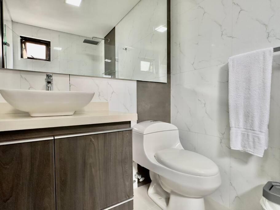 202 Family Haven In El Poblado: Spacious & Charming Apartamento